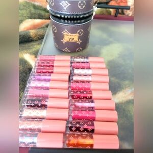 Lip Gloss Set in mini bucket bag. Cute pearl bead hadle/bracelet. New.